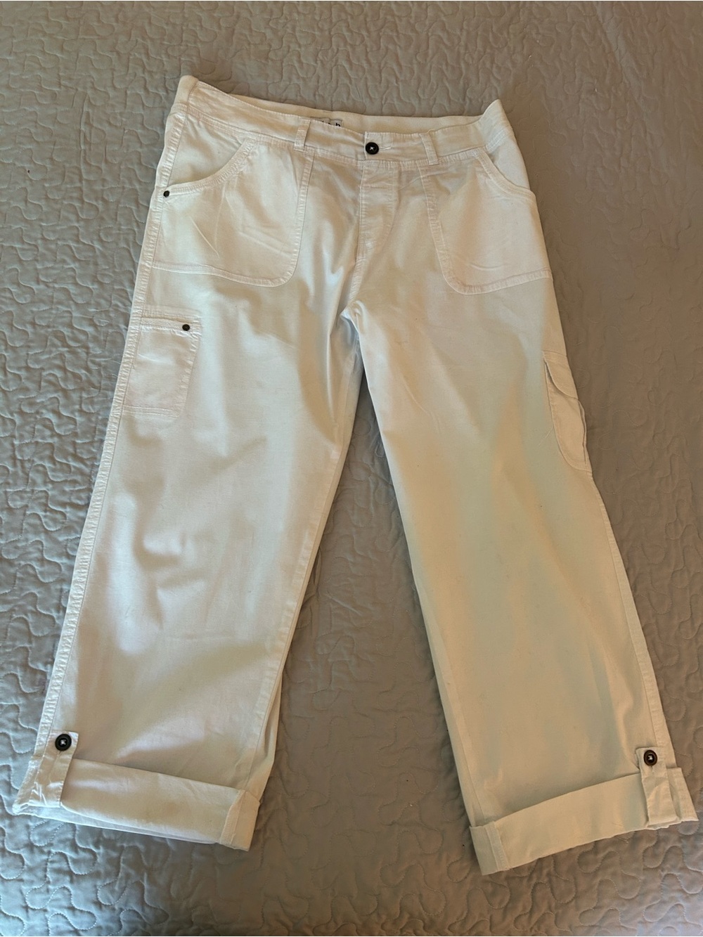 White Cropped pants with Button-Tab Cuffs L